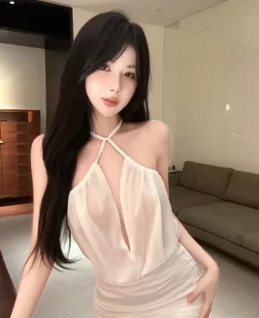 高颜值妹子可舌吻姿势多多