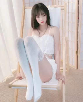 性感嫩模秘密小骚逼直流水把小妹的性感jk短裙掀起了狂操